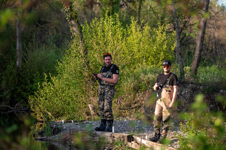 deux pecheurs avec des waders