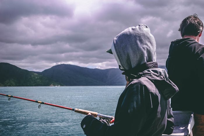 adolescente avec canne à pêche